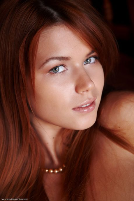 love hairy: La jolie tchèque glamour Kami A enlève sa robe et expose ses gros seins et son cul