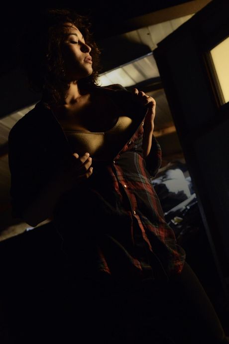 love hairy: La beauté américaine aux cheveux noirs Raven Rockette expose ses seins incroyables et montre sa silhouette sans drap