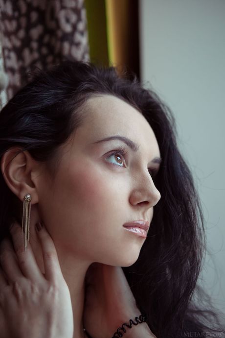 met art: La teenager dai capelli scuri Anatali si toglie il vestito nero per posare nuda
