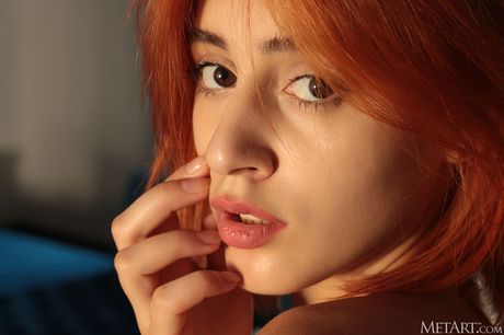 met art: La rossa teenager ucraina Elfa Floria scopre le tette sode prima di spogliarsi
