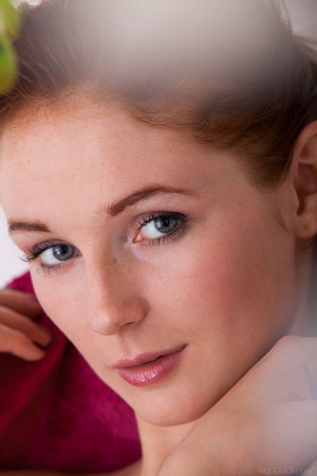 met art: ベラルーシの優秀なティーン、レオナ・ハニーが下着を脱いで全裸になる