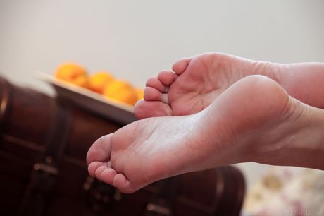 met art: Gorąca ukraińska nastolatka Jasmina zdejmuje bieliznę i pokazuje swoje cycki i tyłek