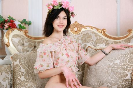 met art: A morena Elizabet exibe seu corpo gostoso e revela sua nudez para a foto