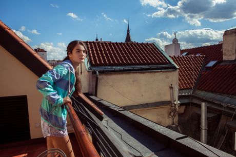 met art: Prachtige Oekraïense tiener Onorin trekt haar jurk uit en laat haar grote borsten zien