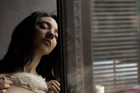 met art: Genialna amerykańska lalka Araya Acosta eksponuje swoje gorące ciało i prezentuje swoją nieosłoniętą figurę w solowym występie