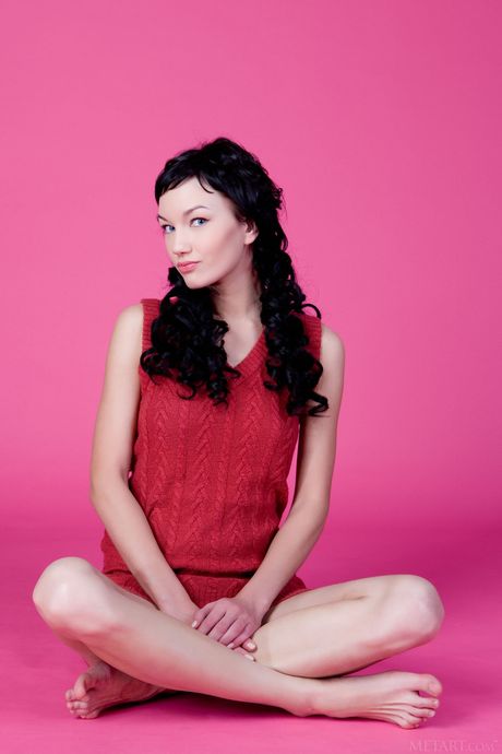 met art: Verwoestende Russische pop Loreen A trekt rode jurk uit om naakt te poseren