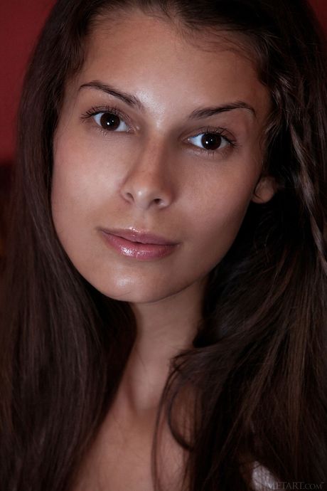 met art: Great hungarian covergirl Lia Taylor reveals her amazing boobs and exhibits her nudity