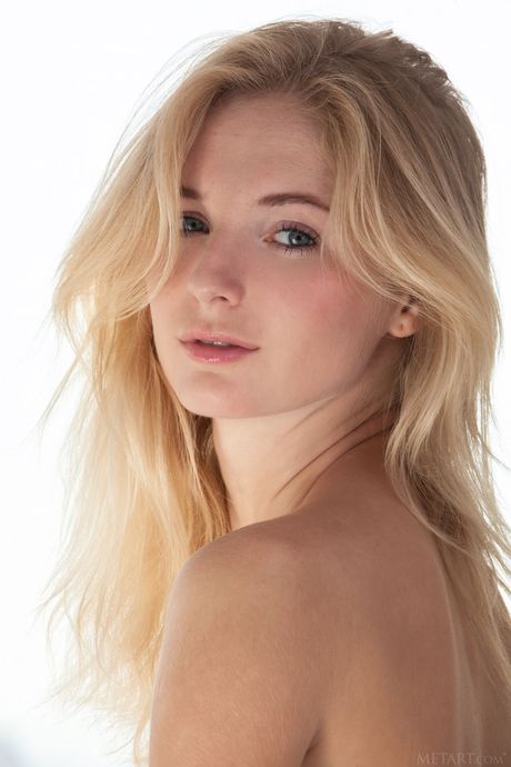 met art: 裸足のレオナ・ハニーは足を広げて指マンしてオマンコを犯す