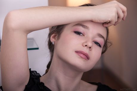 met art: Schlanke russische Puppe Lu Clar zeigt ihre kleinen Brüste und kahle Muschi in einem Solo