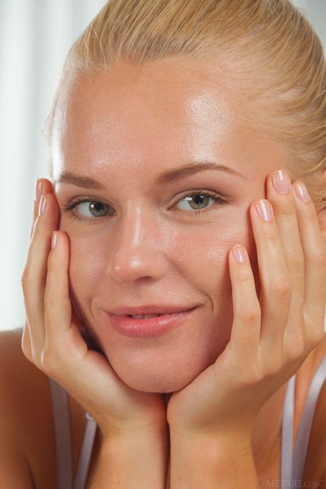 met art: Gorgeous russian blonde Xena gets completely naked on a rug fearlessly