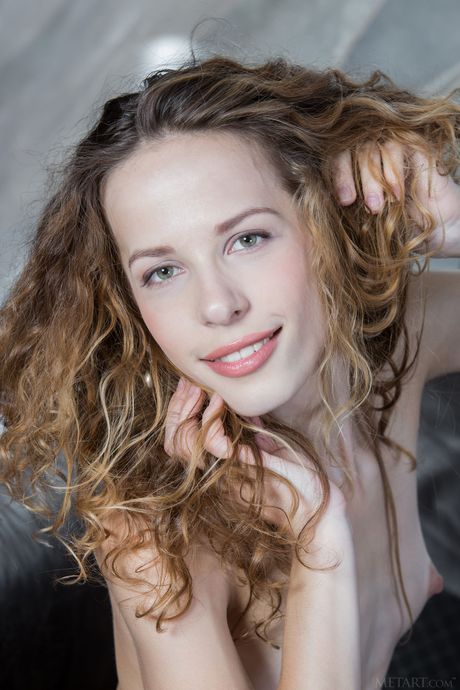 met art: かわいいウクライナのキュートなデニーは、自信を持って椅子の上で全裸になります