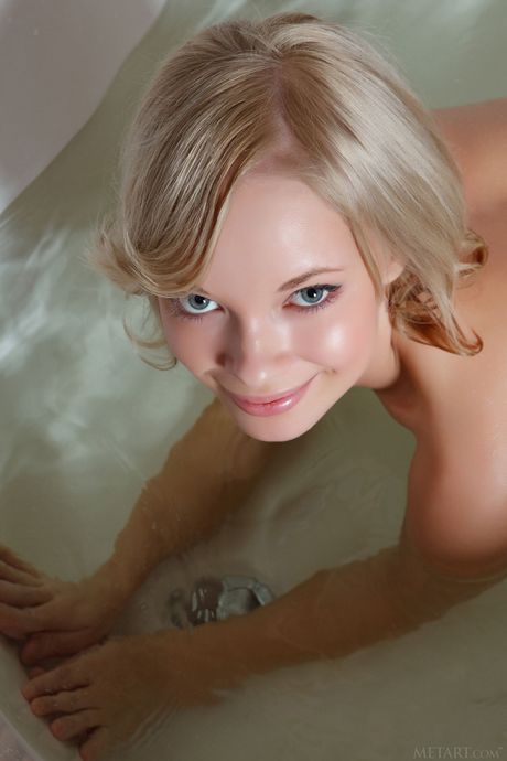 met art: A bela loira russa Feeona A tira o vestido antes de mostrar seu corpo nu