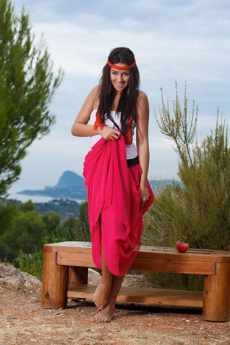 met art: Szczupła nastolatka z RPA Gracy Taylor rozbiera się całkowicie na kocu na polu