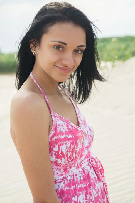 met art: 黒髪のティーン、アプリリアBがビキニを脱いで全裸に