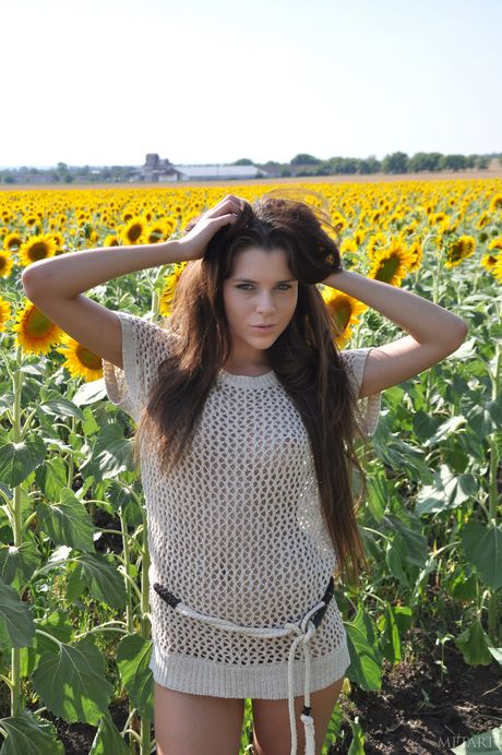 met art: Aleksa is een mooie jonge dame die ervan houdt om naakt te zijn