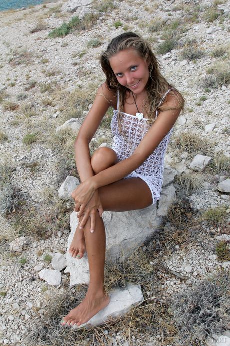 met art: La magra ragazza russa Clover A si toglie il vestito e mostra il suo corpo caldo all