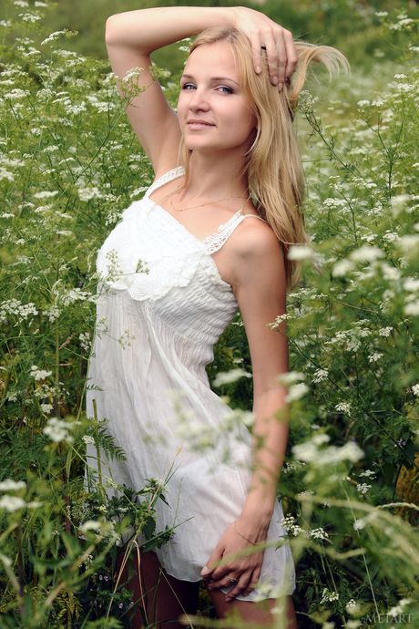 met art: La bionda ucraina Gerda B si spoglia completamente su una coperta in un bosco
