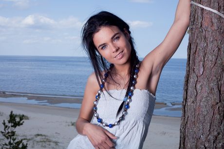 met art: Ciemnowłosa nastolatka Lachia A rozbiera się na kocu na piaszczystej plaży