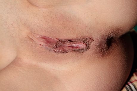 met art: 衝撃的なウクライナの少女Toxic Aがパンティーを脱いで全裸モデルに