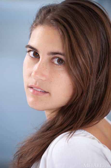 met art: Ładna włoska dziewczyna z okładki Nina Sphinx zdejmuje białą sukienkę, aby pozować nago