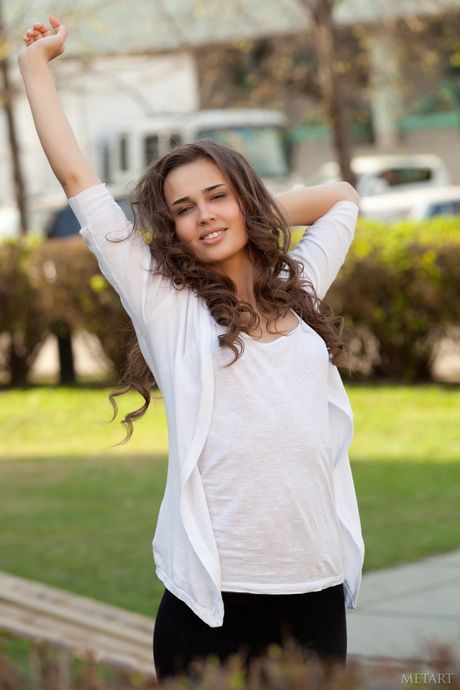 met art: A linda russa Trista A tira a lingerie e mostra seu corpo gostoso