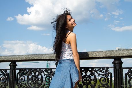 met art: Doskonała ormiańska ślicznotka Malina A pokazuje swoje małe cycki i łysą cipkę w solowym