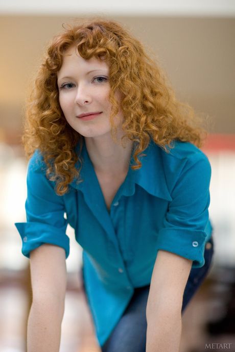 met art: Hermosa niña rusa Rochelle A presenta sus pequeñas tetas pequeñas y muestra su carne desnuda en un solo
