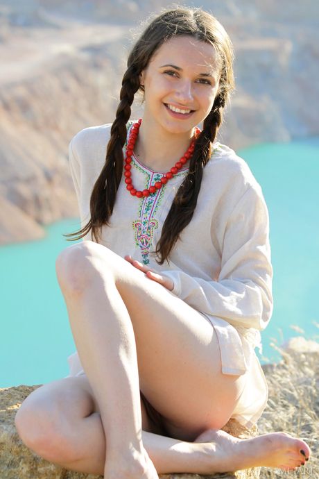 met art: Gorgeous ukrainian girl Ilona B doffs her dress and shows her big butt