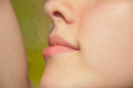 met art: 嬌小的白俄羅斯娃娃 Nelly D 在樹林中展示她的裸體，並突出她嬌小的小乳房