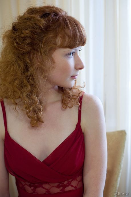 met art: Nena rusa glamorosa Rochelle A muestra su gran trasero y posa en medias blancas
