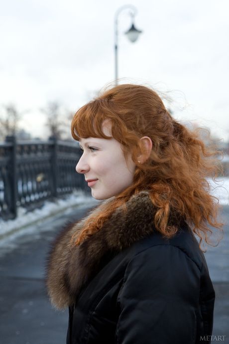 met art: Excelente adolescente rusa Rochelle A exhibe sus pequeñas tetas naturales y su coño peludo en un solo
