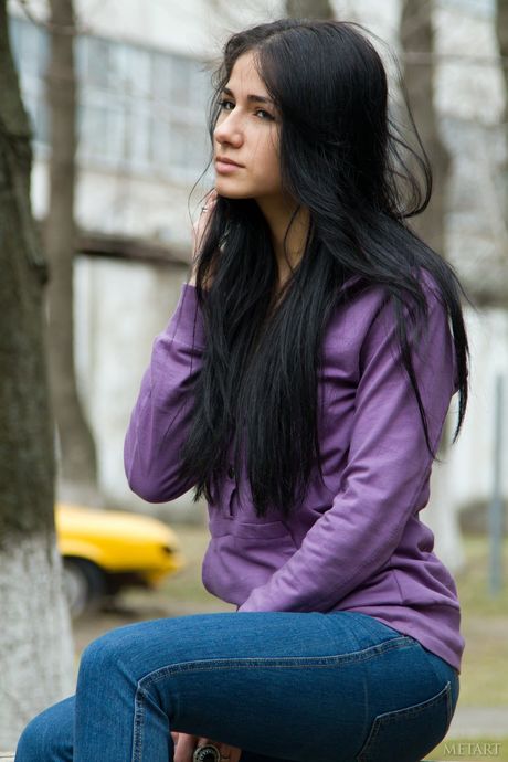 met art: Ciemnowłosa nastolatka Malina A zdejmuje sukienkę, zanim całkowicie się rozbierze