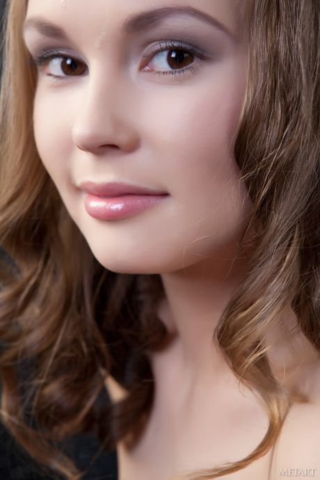 met art: 魅力十足的俄羅斯美女 Caesaria A 脫下內衣，露出豐滿的臀部