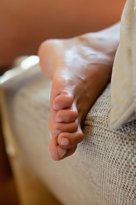 met art: Niszczycielska czeska laska Silvie Deluxe pokazuje swoje idealne cycki i łysą cipkę