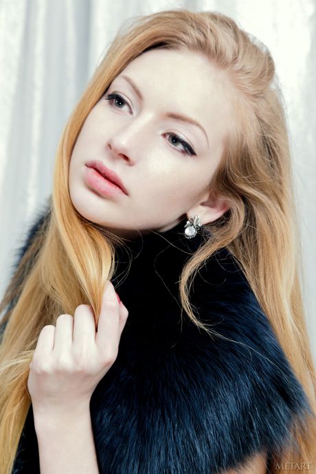 met art: Rosyjska blondynka Liza V zdejmuje bikini, aby pozować nago w szpilkach