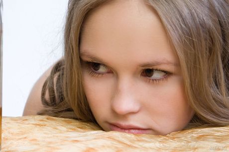 met art: 一流的俄羅斯少女 Caesaria A 展示了她嬌小的乳房和毛茸茸的陰部