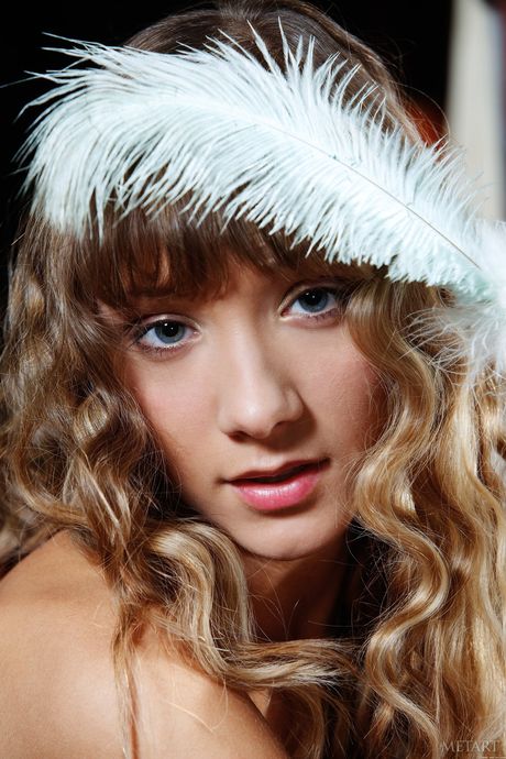 met art: La blonde russe sexy Lucy F montre ses petits seins et sa chatte chauve dans un solo