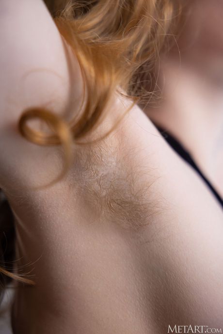 met art: ロシアの赤毛美女ヴィッキー・ウェイドがソファで裸になる