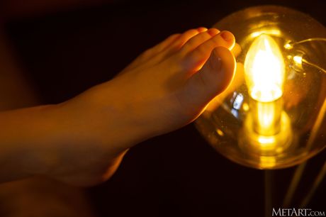 met art: De briljante Russische tiener Anna Sugar gaat zelfverzekerd naakt op bed