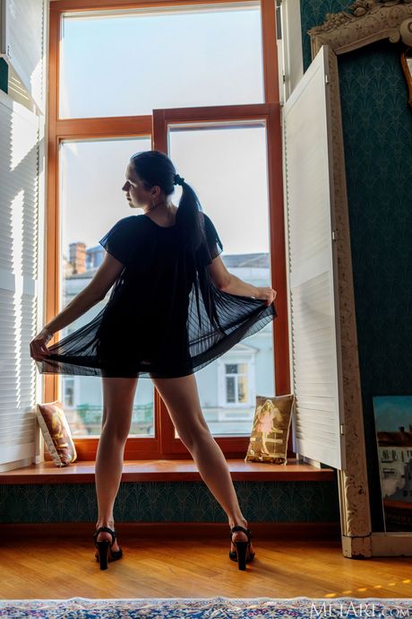 met art: La hermosa cutie ucraniana Nikta se desnuda completamente en un sofá durante la acción en solitario
