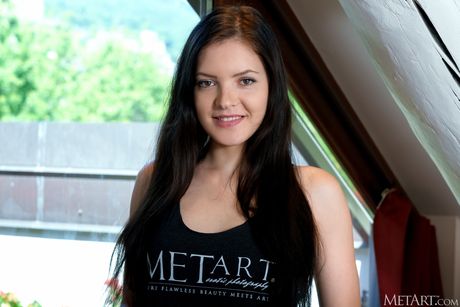 met art: A soberba garota tcheca Anie Darling se despe no sofá com autoconfiança