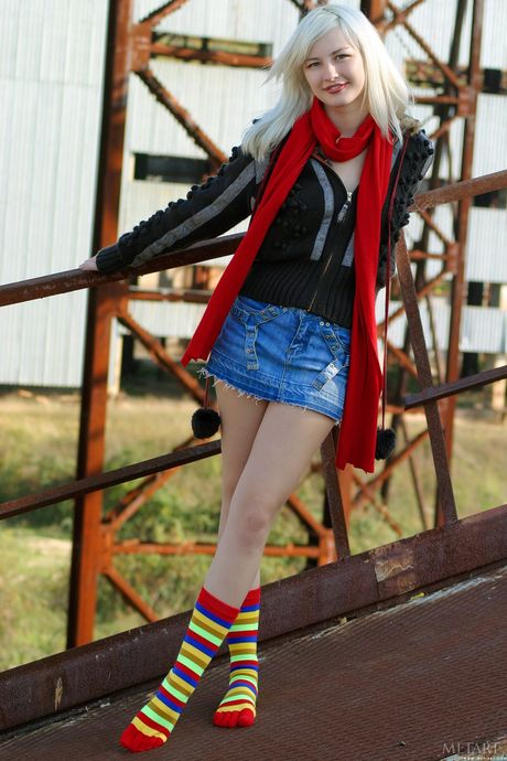 met art: La bionda platinata Lilu C si toglie i vestiti per posare nuda con le calze
