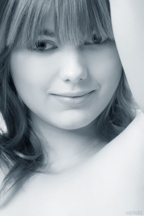 met art: Blonde Russische schoonheid Amy A laat haar mooie tieten en harige kutje zien in solo-actie