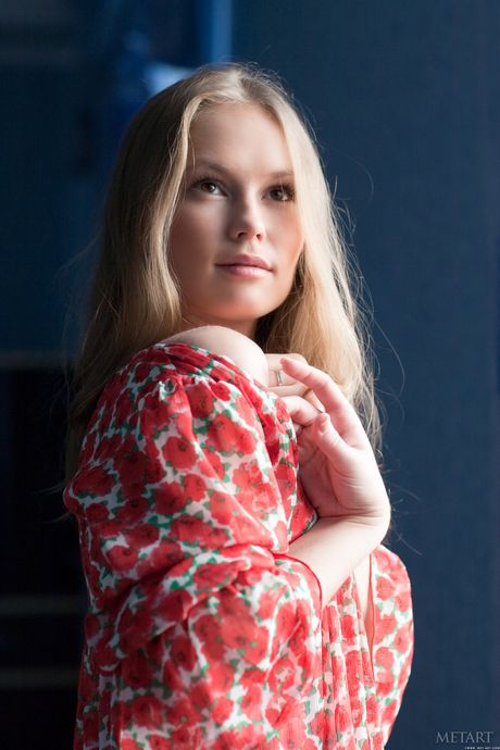 met art: 苗條的俄羅斯女孩 Caesaria A 脫下紅色連身裙，在臥室裡裸體做模特