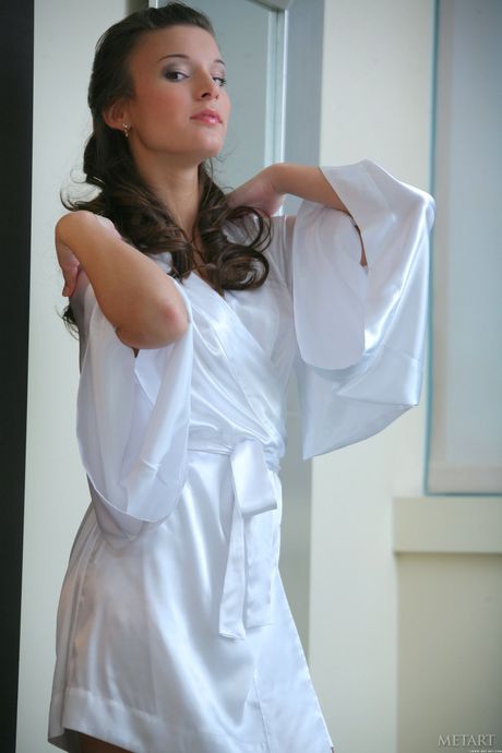 met art: Das glamouröse russische Mädchen Izabelle A zeigt ihre kleinen Titten und ihre getrimmte Muschi