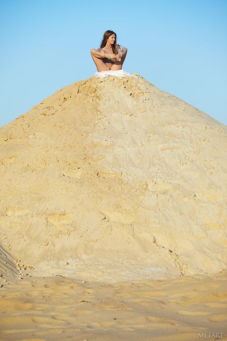 met art: Die großartige russische Schönheit Tory C zeigt ihren heißen Körper und stellt ihren perfekten Körper am Strand zur Schau