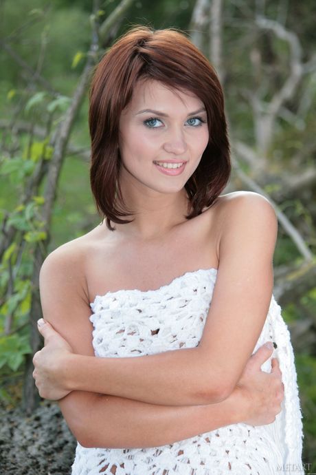 met art: Miła ukraińska dziewczyna z okładki Katrin B zdejmuje wszystko na koc w lesie