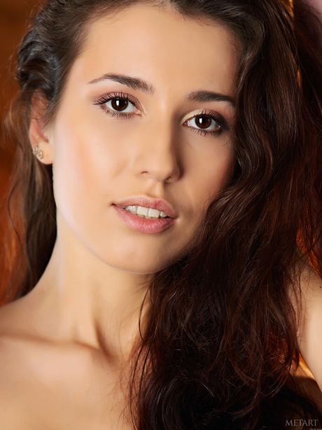 met art: La seducente bruna russa Delia A si toglie la lingerie e mette in evidenza la sua figa pelosa
