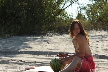 met art: Świeża ukraińska piękność Harley rozbiera się na kocu na piaszczystej plaży