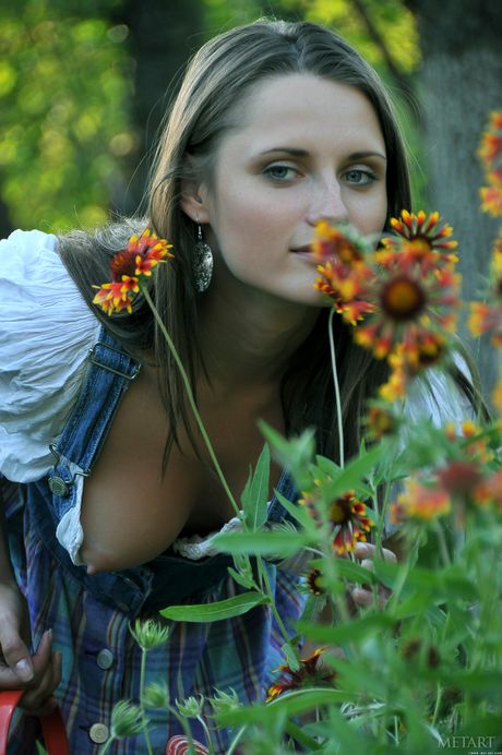 met art: Solo cutie Nata F sports a wet look while modelling in a field